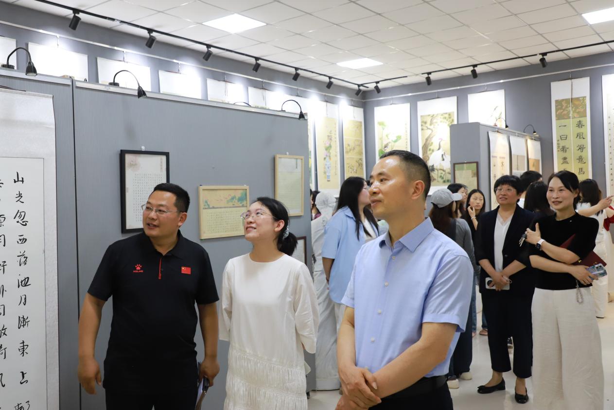 艺绽芳华 育见硕果——校领导莅临文化旅游学院指导艺术类毕业生优秀作品展